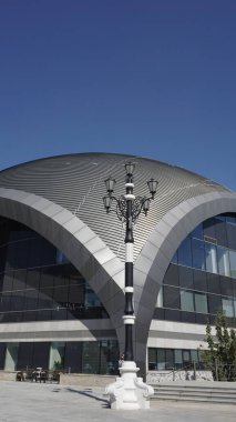 Skopje 'de sonbaharda nehir kenarındaki bina