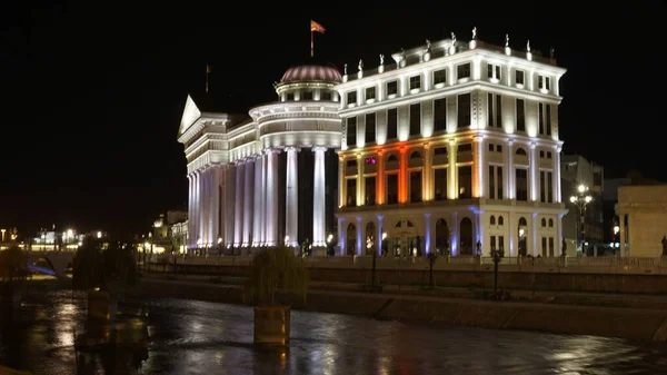 Byggnader i Skopje på natten — Stockfoto