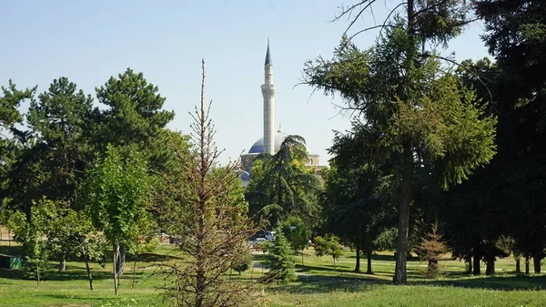 Skopje 'de bir parktaki cami — Stok fotoğraf