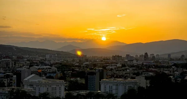 Живописный закат над македонской столицей Скопье Стоковое Изображение