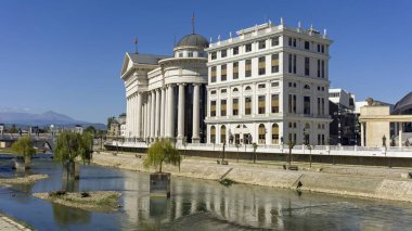 Skopje 'nin modern şehir merkezinde inşa ediliyor.