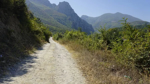 Carretera polvorienta cerca de skopje en el norte de macedonia —  Fotos de Stock