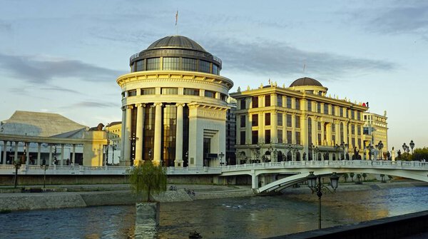 строительство в Скопье на реке осенью
