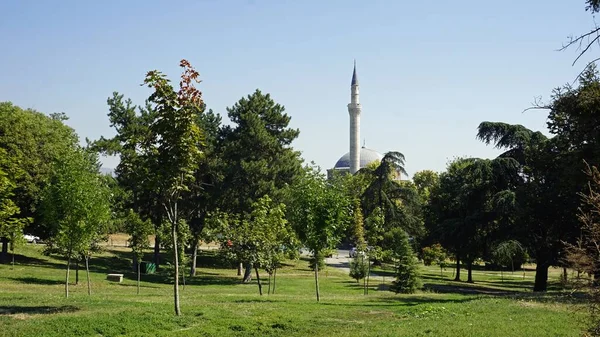 Meczet w parku w skopje — Zdjęcie stockowe