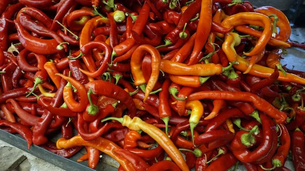 Friss paprika a macedóniai város nagy piacán skopje — Stock Fotó