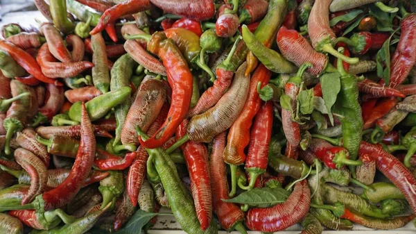 Friss paprika a macedóniai város nagy piacán skopje — Stock Fotó