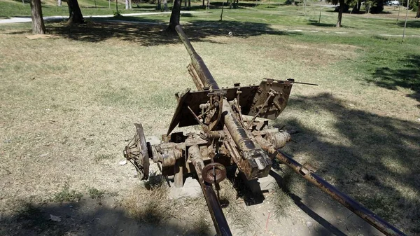 Gammal kanon i en park i skopje — Stockfoto