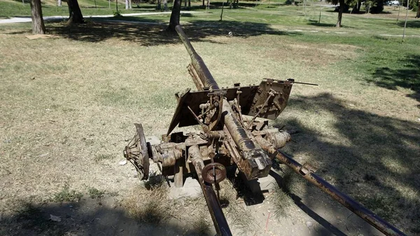 Old cannon in a  park in skopje — Stock Photo, Image