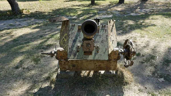 Oud kanon in een park in skopje — Stockfoto