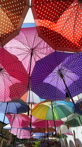 Bunte Regenschirme in der Altstadt von Skopje — Stockfoto