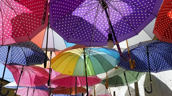 Színes esernyők skopje óvárosában — Stock Fotó