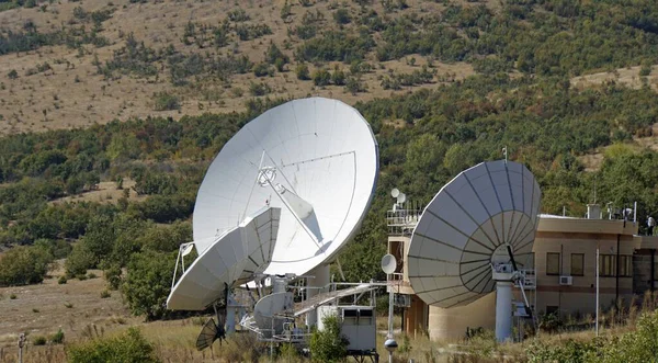 Радиоантенны на ландшафте Мачедонии — стоковое фото