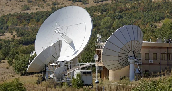 Antenas de radio en el paisaje terrestre de macedonia —  Fotos de Stock