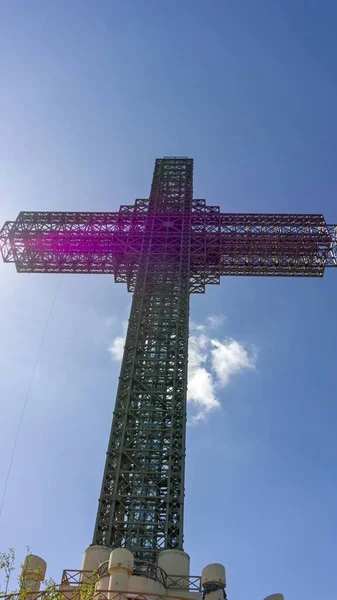 Croix du millénaire sur la colline de skopje en macédonie — Photo