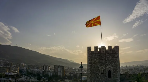 Флаг Северной Македонии у крепости Скопье Лицензионные Стоковые Фото
