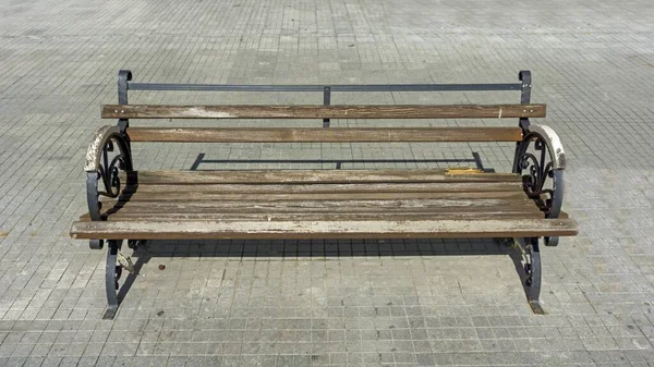 Panca in legno su strada in skopje — Foto Stock