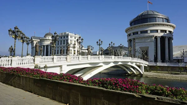 Bro i makedoniska huvudstaden skopje — Stockfoto