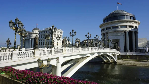 Bro i makedoniska huvudstaden skopje — Stockfoto