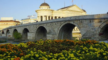 Üsküp, Makedonya, Eylül 2019: nehir kenarındaki binalar