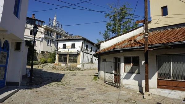 Skopje, Macedonia, circa septiembre 2019: Casco antiguo histórico en otoño — Foto de Stock