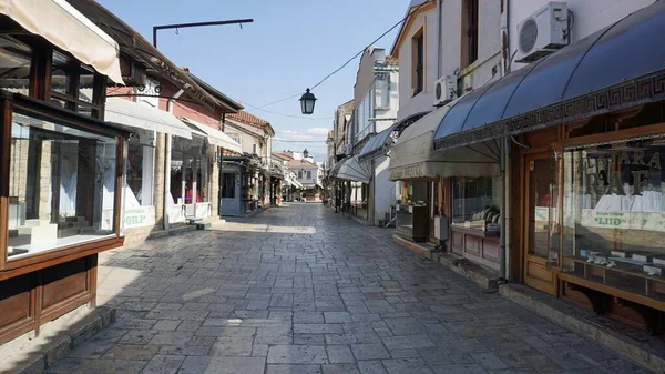 Skopje, Macedonia, circa septiembre 2019: Casco antiguo histórico en otoño — Foto de Stock