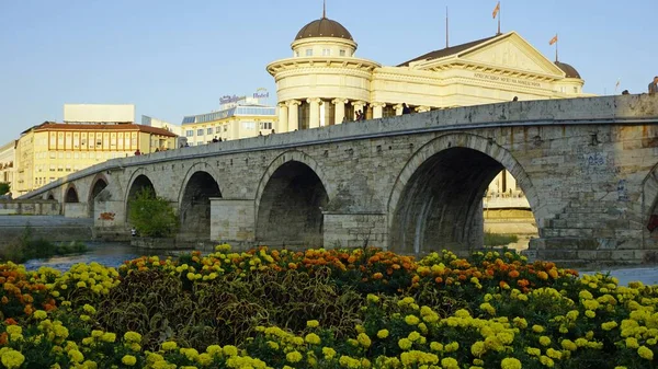 Skopje, Makedonie, přibližně září 2019: budovy u řeky — Stock fotografie