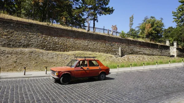 Skopje, circa septiembre 2020: Viejo en coche podrido — Foto de Stock