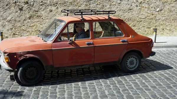 Скопье, сентябрь 2020 года: Старик в гнилом автомобиле — стоковое фото