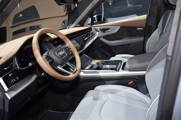 Франкфурт, Німеччина, 11-2019: Audi Q7 50tdi quattro Iaa 2019 — стокове фото