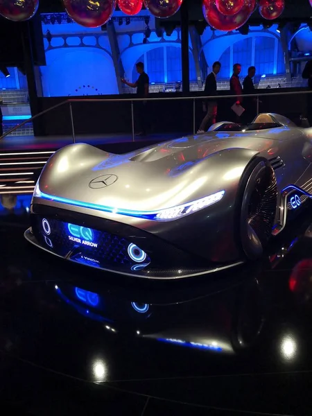 독일 프랑크푸르트, 2019 년 9 월 10 일 : Mercedes vision EQ silver arrow IAA 2019 — 스톡 사진