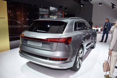 Cenevre, İsviçre - 4 Mart 2019: Audi e-tron 55 quattro - Cenevre Uluslararası Otomobil Fuarı 2019