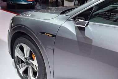 Cenevre, İsviçre - 4 Mart 2019: Audi e-tron 55 quattro - Cenevre Uluslararası Otomobil Fuarı 2019