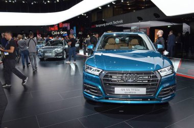 Cenevre, İsviçre - 05 Mart 2019: Audi Q5 55 Tfsi e quattro - Cenevre Uluslararası Otomobil Fuarı 2019