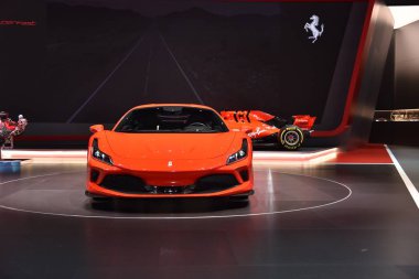 Cenevre, İsviçre - 4 Mart 2019: Ferrari F8 Tributo - Cenevre Uluslararası Otomobil Fuarı 2019
