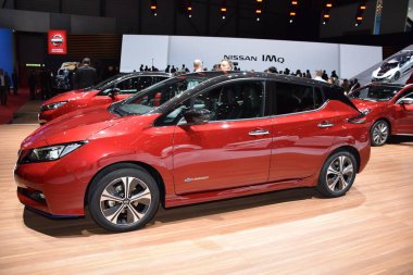 Cenevre, İsviçre - 04 Mart 2019: Nissan Leaf Cenevre Uluslararası Otomobil Fuarı 2019