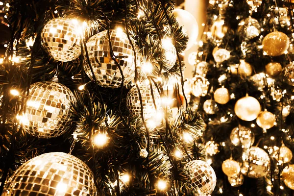 Albero Natale Con Palla Oro Bokeh Luci Sfondo Natale Astratto — Foto Stock