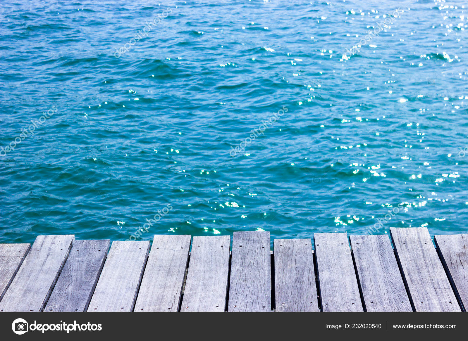 木桌顶与蓝色海背景 图库照片 C Kaisorn4