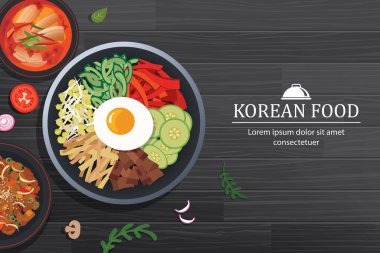 Siyah ahşap masa üstü görünümünde kapta Bibimbap. Kore Gıda arka plan.
