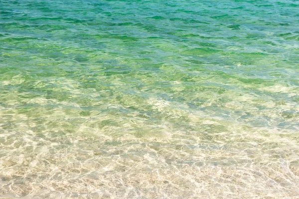 Azul claro transparente fundo de água da praia — Fotografia de Stock