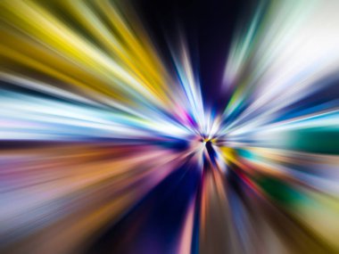 Gece yolu ve neon ışık üzerinde şehirde soyut hız hareket bulanıklığı.