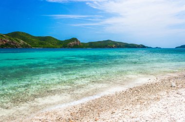 Mavi gökyüzü ile sahilde Tropikal ada kaya. Koh kham 