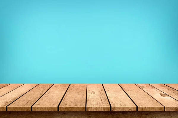 Lege houten tafelblad op pastel blauwe kleur achtergrond. — Stockfoto