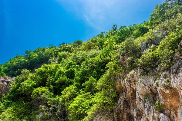 Koh kham montagne et ciel bleu pattaya thailand . — Photo