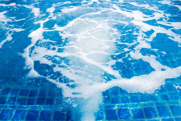 Piscina de masaje y spa con burbujas de agua azul . —  Fotos de Stock