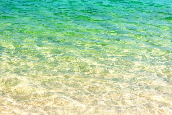 Helder blauw transparant strand water achtergrond — Stockfoto