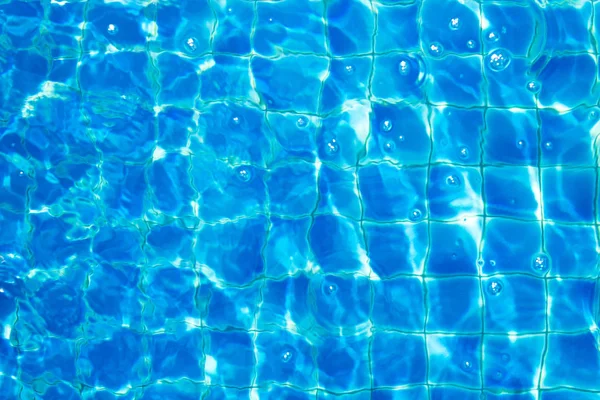 Draufsicht Schwimmbad blau gerissen Wasser abstrakten Hintergrund — Stockfoto