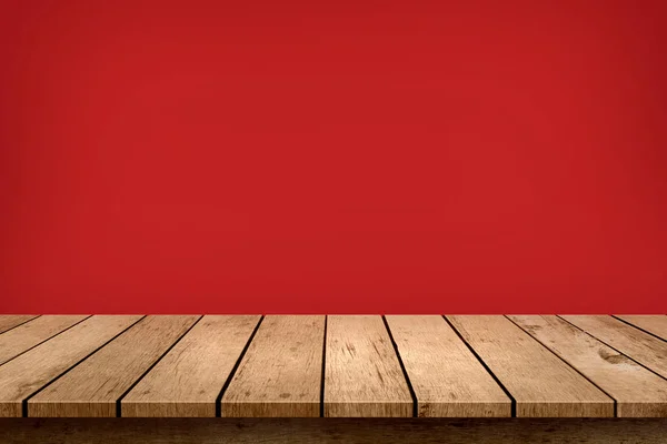 Mesa de madera vacía sobre fondo de color rojo pastel . —  Fotos de Stock