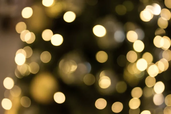 黄金のボケの光の背景を持つクリスマス。Xmasアブストラクトブラー — ストック写真