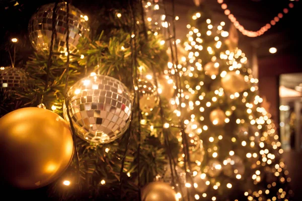 Weihnachtsbaum mit Goldkugel und Bokeh Lichter Hintergrund. Weihnachten — Stockfoto