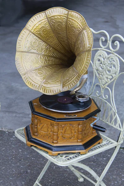 Antiker Gramofon auf deco stuhl —  Fotos de Stock
